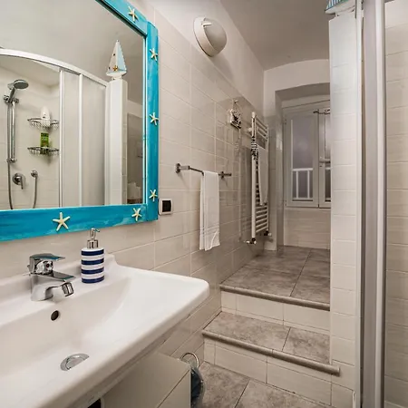 La Magnolia, Caressa De Mae *